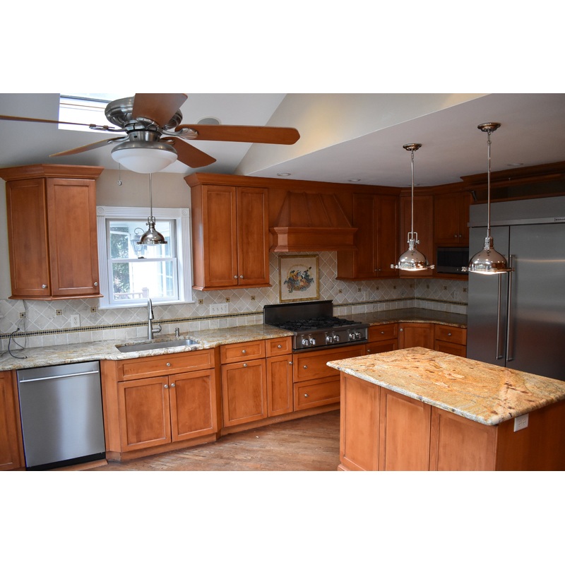 Christiana Cabinetry Strawberry Traditional Pre-Owned Kitchen